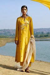 Sunheri Parinda Kurta set