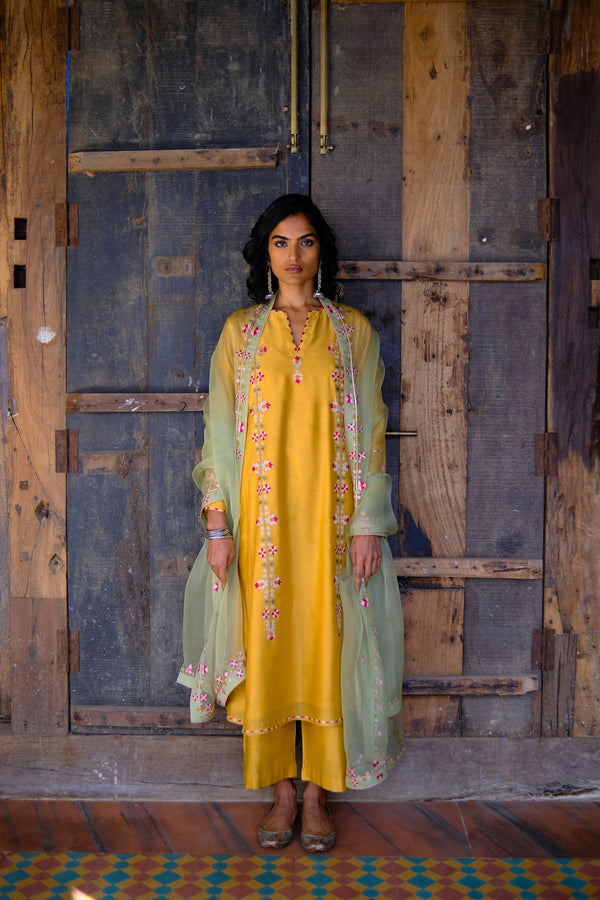 SUNHERI TULIKA KURTA SET