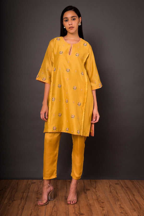 Sunheri Phulwari Kurta set