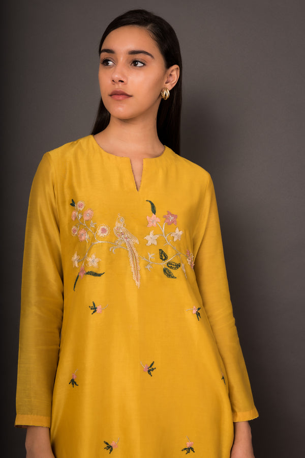 Sunheri Parinda Kurta set